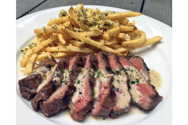 Menikmati Steak Wagyu...