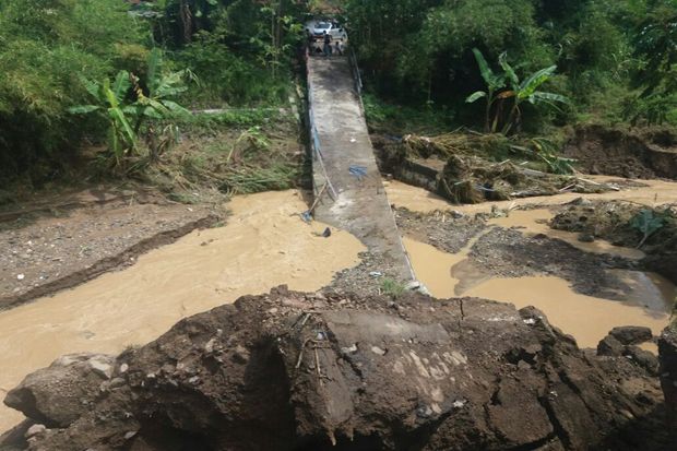 Dihantam Banjir Bandang,...