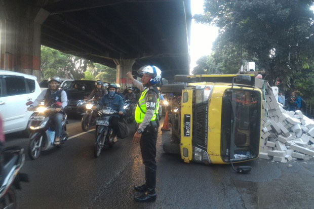 Truk Bermuatan Hebel...
