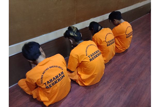 Melawan Polisi, Dua...