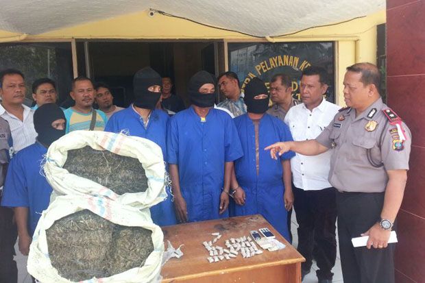 Selundupkan Ganja 30...