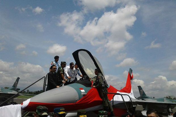 24 Pesawat Tempur F-16...