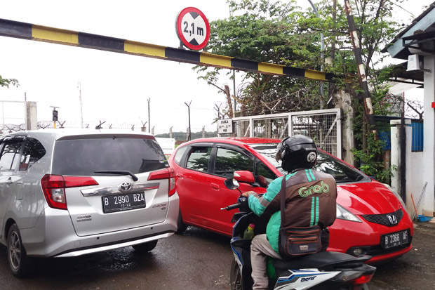 Underpass Longsor, Warga...