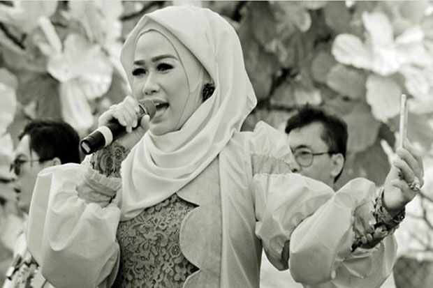 Berhijrah, Lucky Resha...