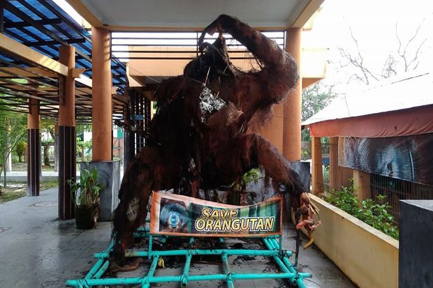 Patung Orangutan di...