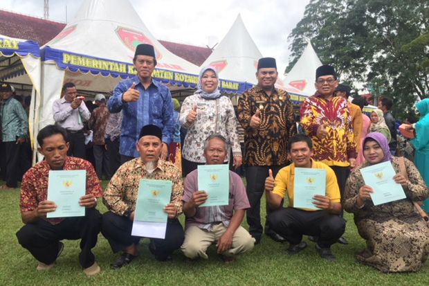 Bupati Kobar Serahkan...