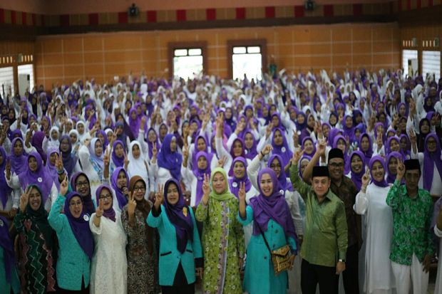 Ribuan Perempuan Kerudung...