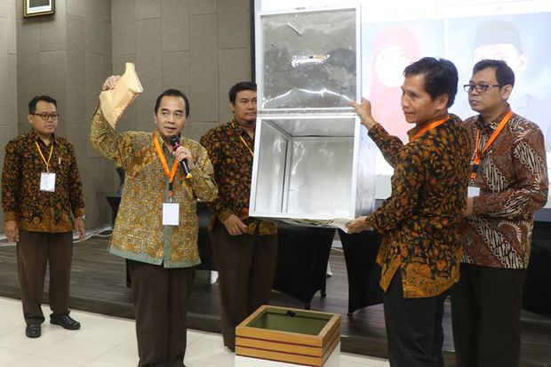 Mantan Ketua KY Suparman...