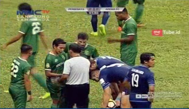 Kalahkan Persebaya,...