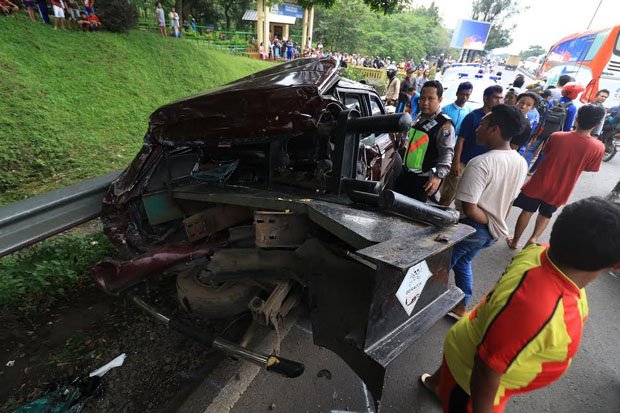 Mobil Mewah Tabrakan...