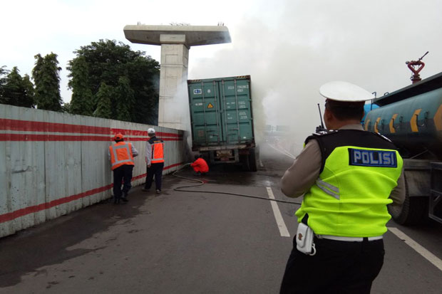 Truk Kontainer Terbakar...