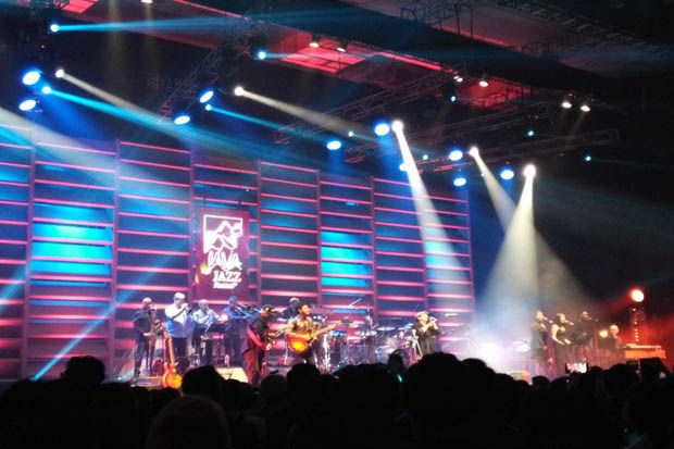 Tampil Bareng Musisi...