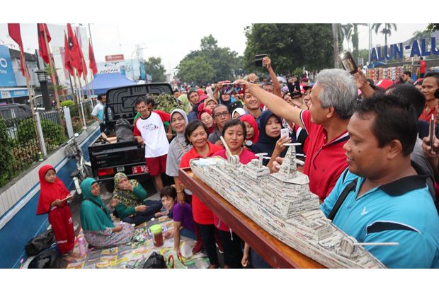 Ganjar Pasarkan Kerajinan...