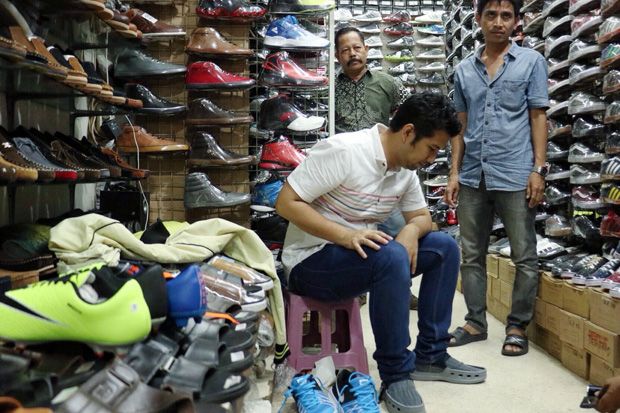 Blusukan di Pasar Sepatu,...