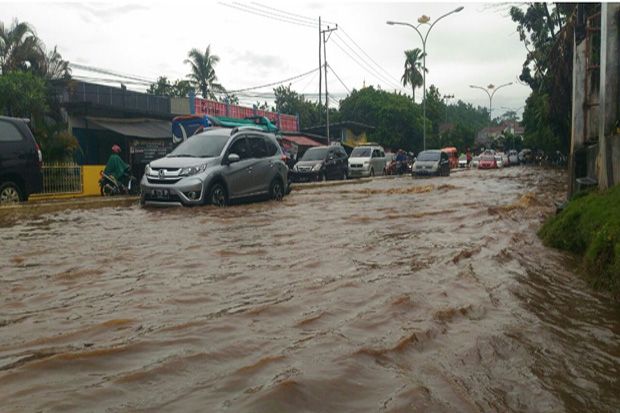 Banjir Rendam Jalan...