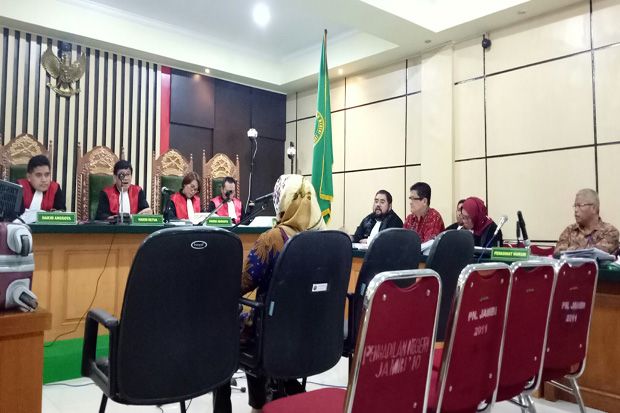 Istri Terdakwa Suap...
