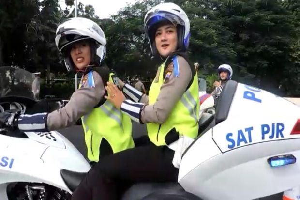 Melihat Aksi Pasukan...