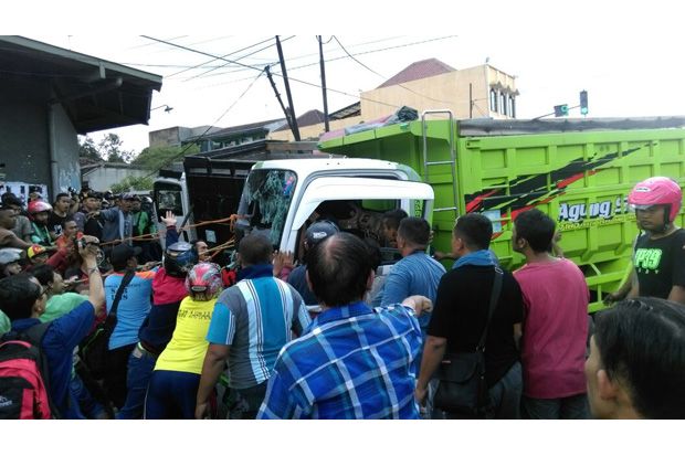 Tabrakan Beruntun 8...