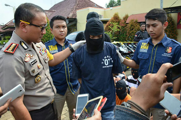 Lawan Polisi, Perampok...