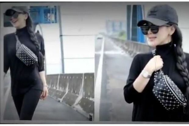 Foto Syahrini di Jalan...