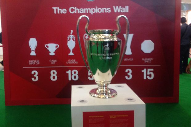 Liverpool Pamerkan Trofi...