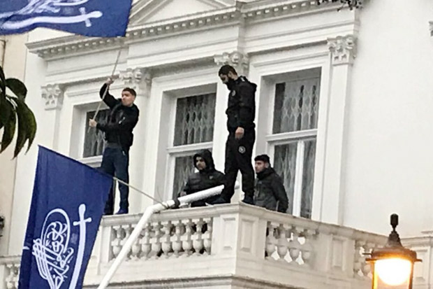 Panjat Balkon Kedutaan,...