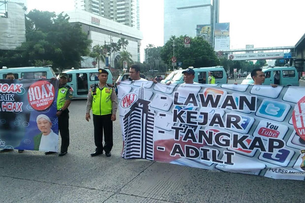 Tangkal Berita Bohong,...