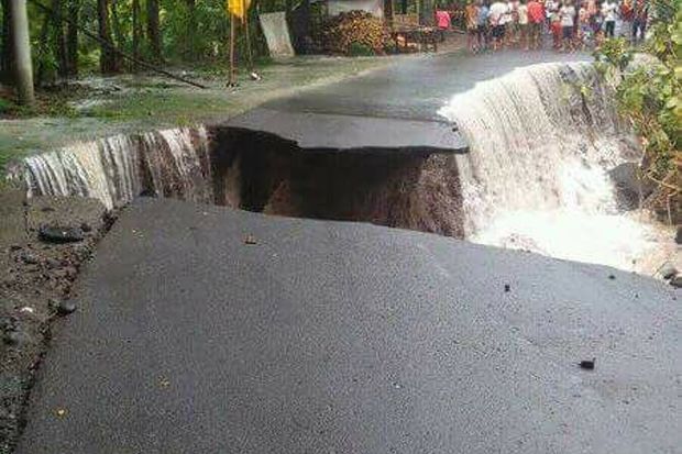 Diterjang Longsor, Jalan...