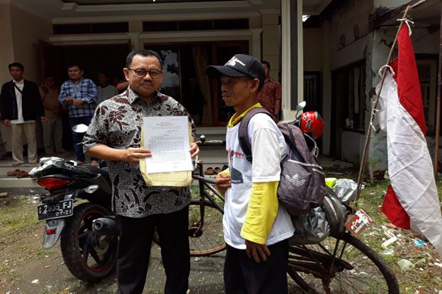 Pria Ini Bersepeda 5...