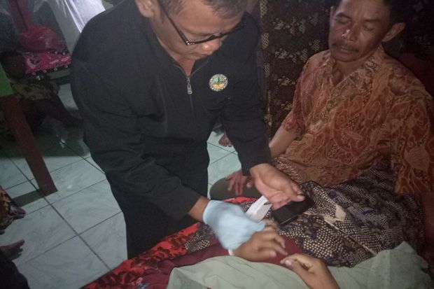 Diduga Keracunan, Warga...
