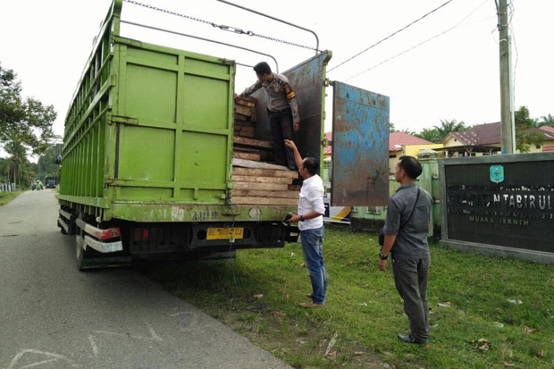Polisi Amankan Truk...
