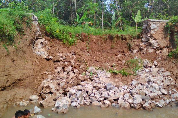 Tanggul Rusak Dibiarkan...