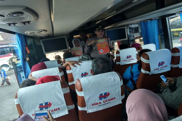 Penumpang di Terminal...