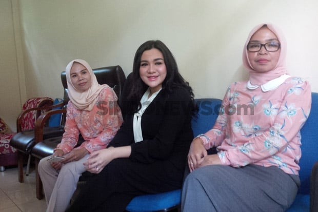 Artis Cantik Vicky Shu...