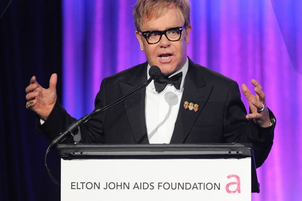 Elton John Gelontorkan...