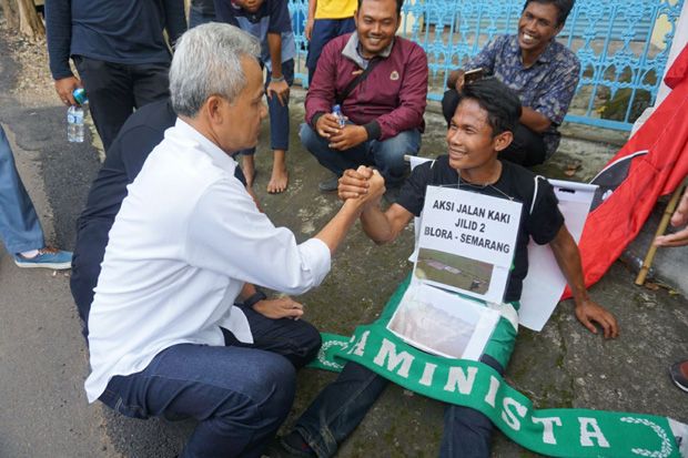 Minta Stadion Sepak...