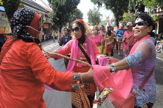 Serunya Pawai Nenek-Nenek...