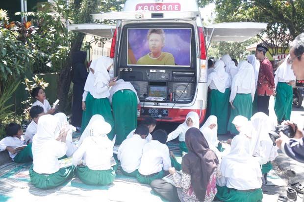 Tak Hanya Membaca, Mobil...