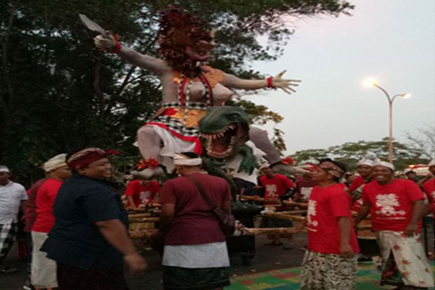 Ogoh-ogoh Naik Dinosaurus...