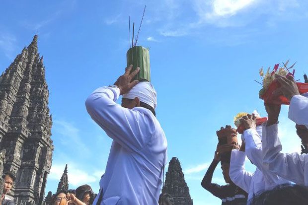 Ribuan Umat Hindu Ikuti...