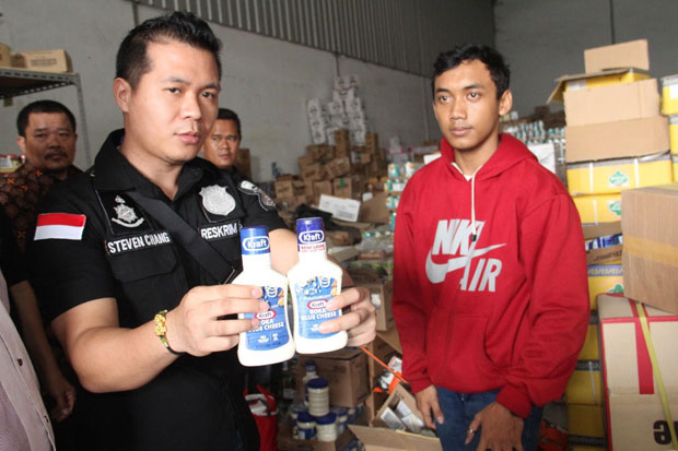 Polisi Gerebek Gudang...