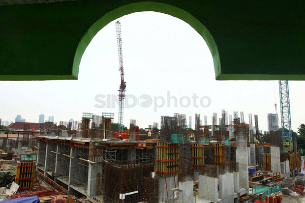 Dua Pekerja Proyek Rumah...