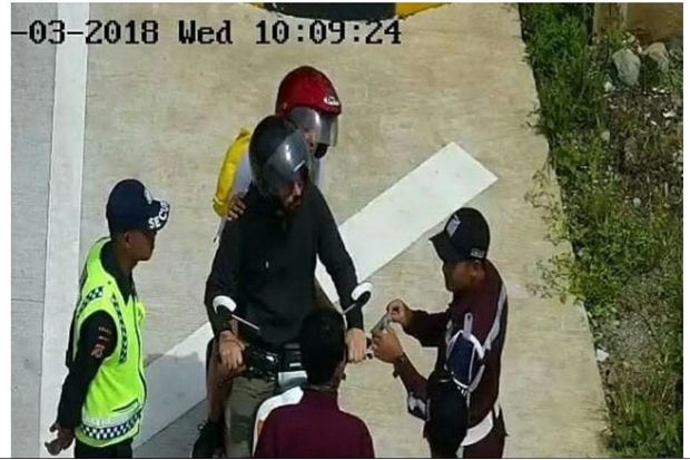 Naik Motor, Dua Turis...