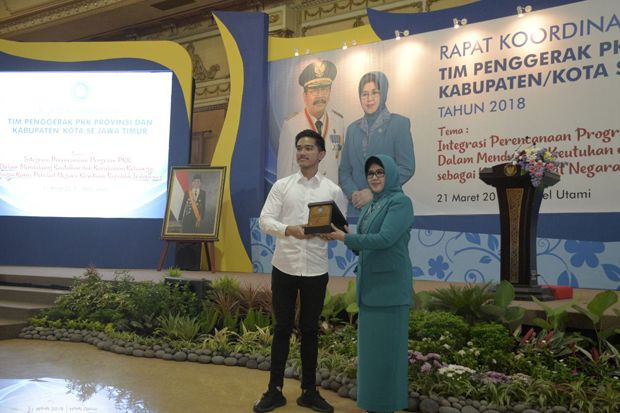 Nina Soekarwo Raih Penghargaan...