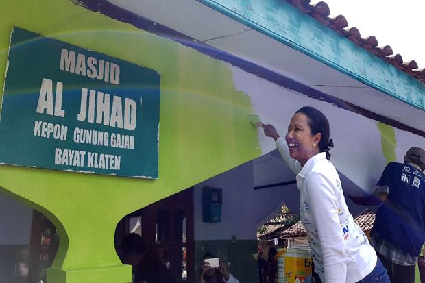 Aksi Menteri Rini Kerja...