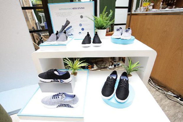 Sepatu Keds Studio dengan...