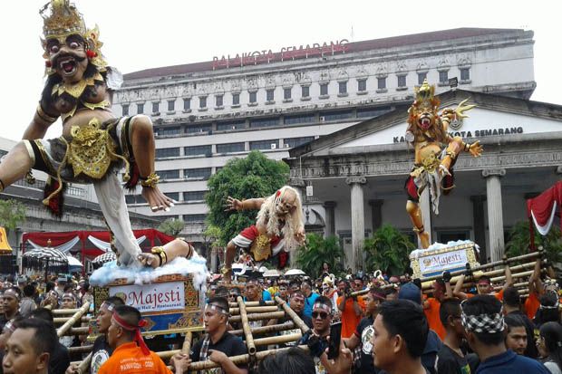 Ribuan Warga Semarang...
