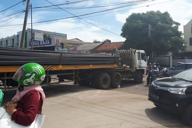 Truk Trailer Mogok di...