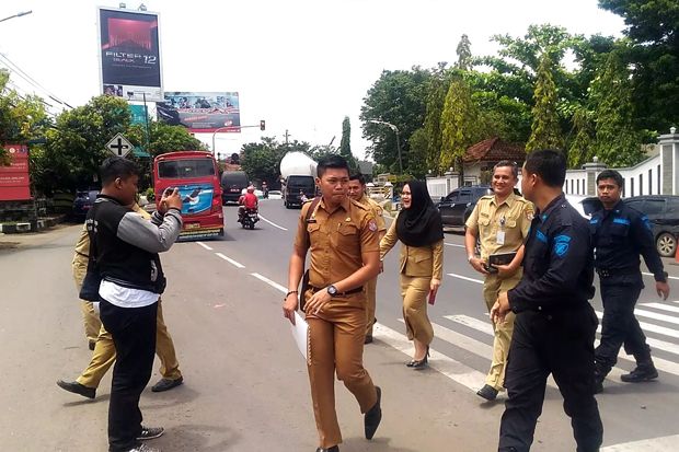 Hadiri Rapat Paripurna...