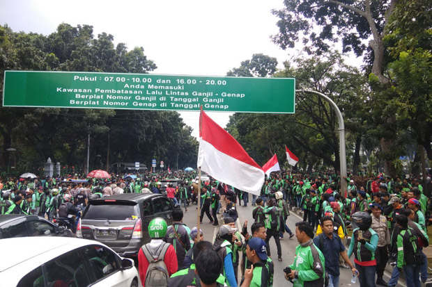 Gelar Unjuk Rasa, Ribuan...